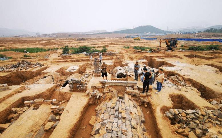 江西一座水库水位下降,露出几十尊佛像,专家:这些东西