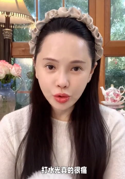 秦昊老婆跑韩国打水光针,56岁伊能静满脸针眼,直呼:真的很痛_网友