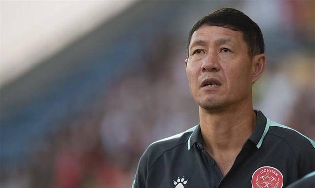 前国脚黎兵与歌星甘萍近况:他足球事业不顺利,她52岁仍显年轻_球迷