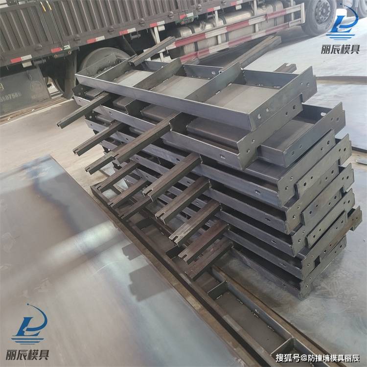 原创高铁ab防撞护栏模具丽辰高铁三墙模板