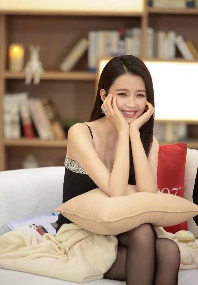 孙怡黑色魅力炸裂!吊带短裙 丝袜,演绎犯规级时尚新高度!_造型_眼神