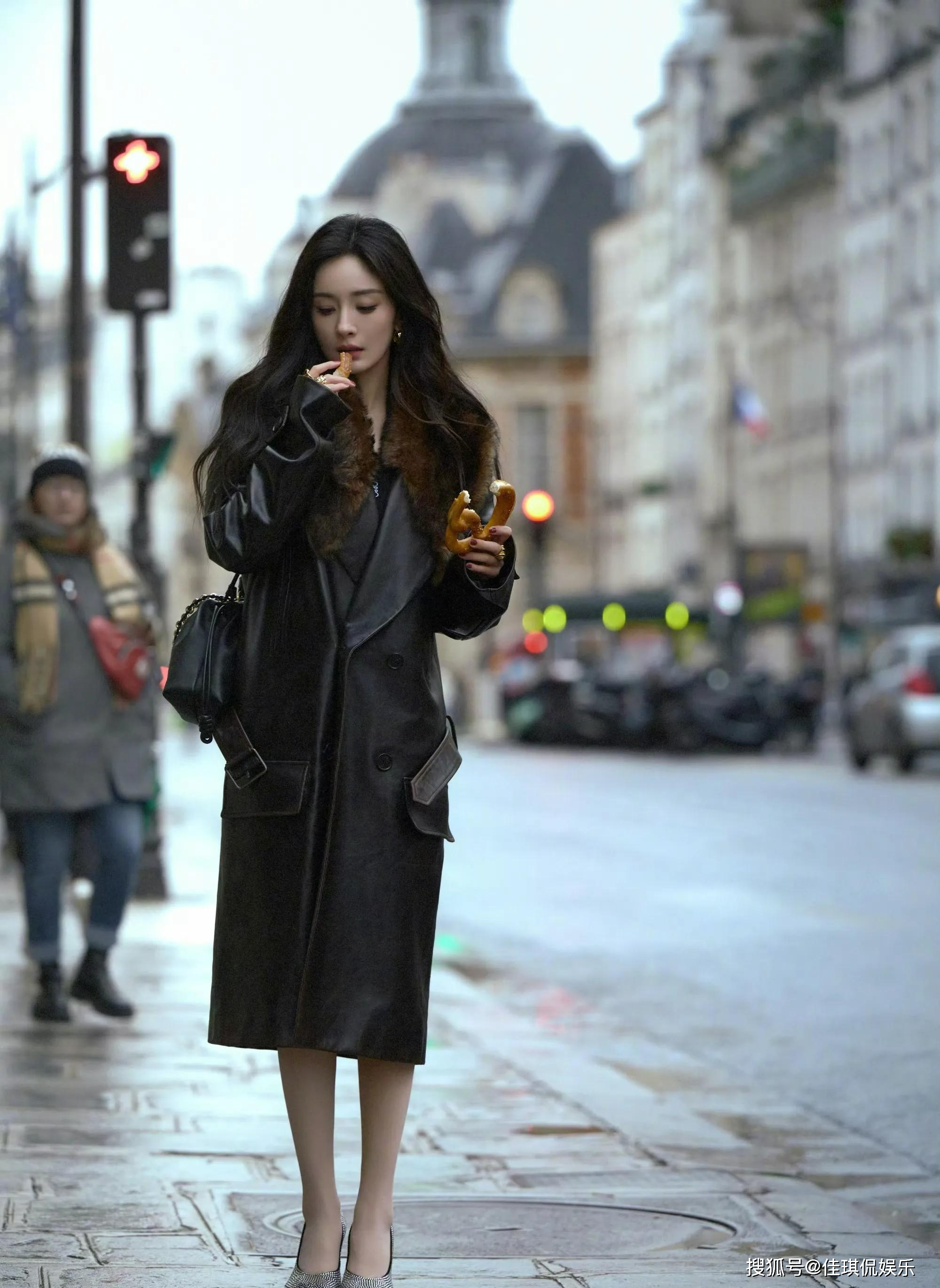 周造型像极了总裁出街,却被网友认为是在碰瓷赵丽颖_刘诗诗_目光_气质