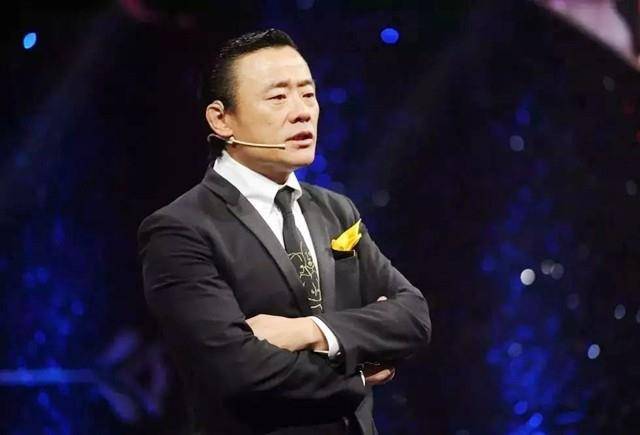 在追悼会现场,周立波看着满屋关老先生的剧照,想起他对自己的谆谆教导