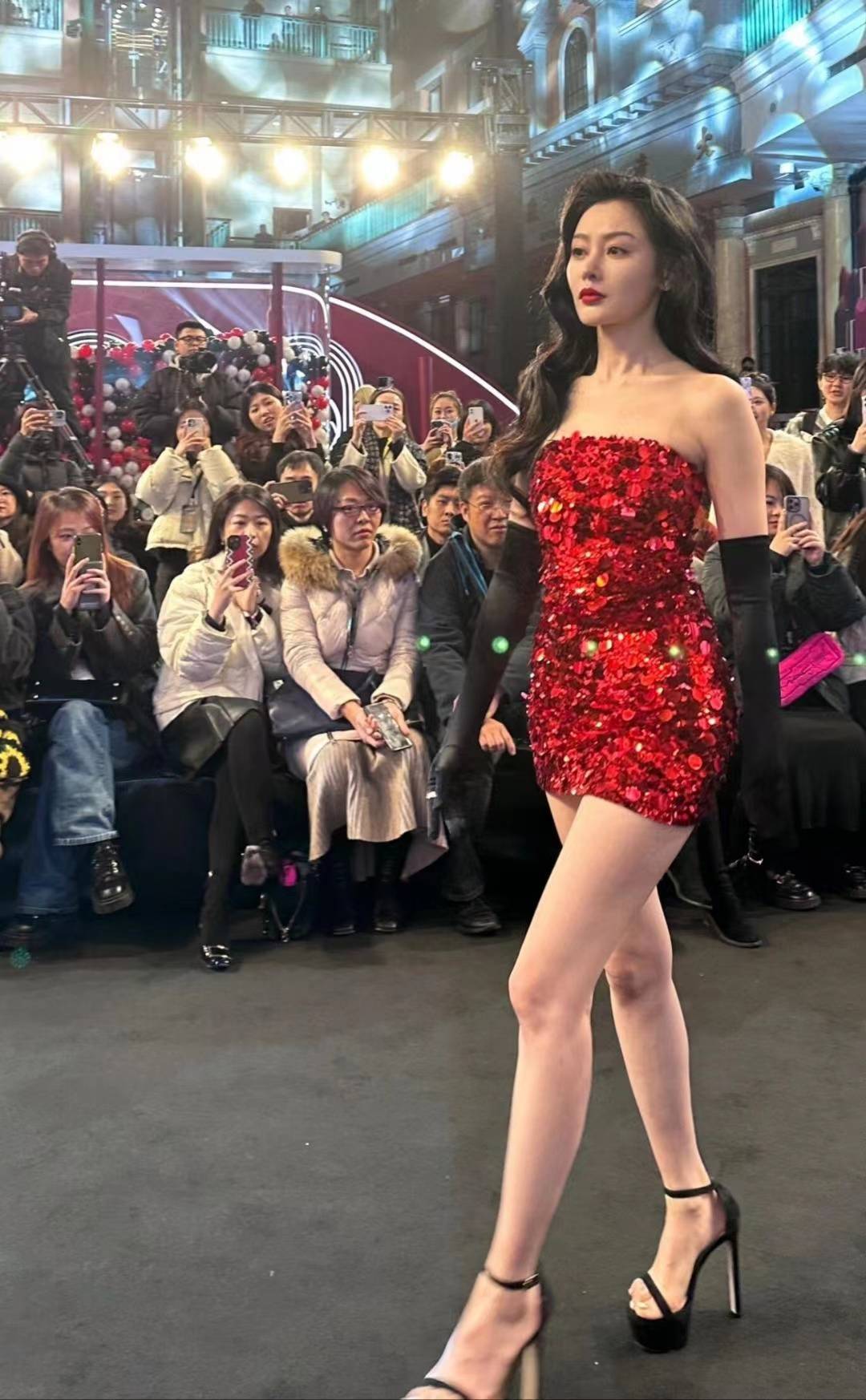 原创张天爱红裙惊艳全场走秀气场爆棚粉丝疯狂打call
