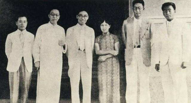 梁实秋和冰心,吴文藻等人1923年,在清华的礼堂上演了一出《张约翰》