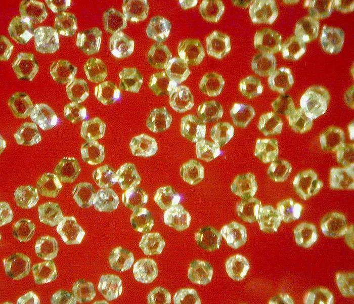 河南"黄河旋风"生产的人造金刚石20世纪80年代,大量三磨所的工程师