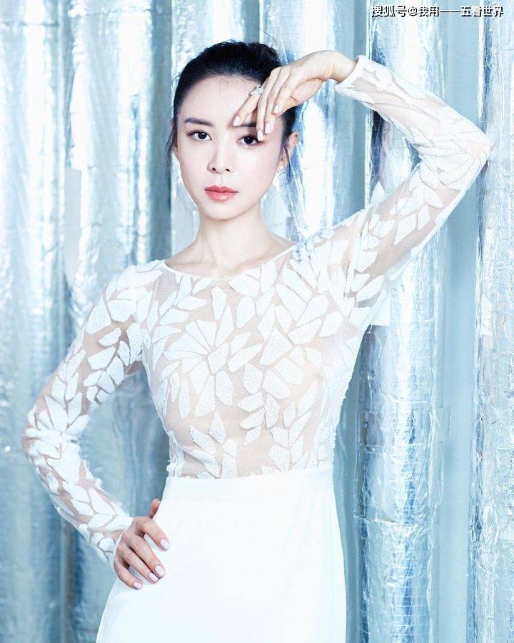 44岁张静初,饱满性感韵味十足!_身材_价值_眼神