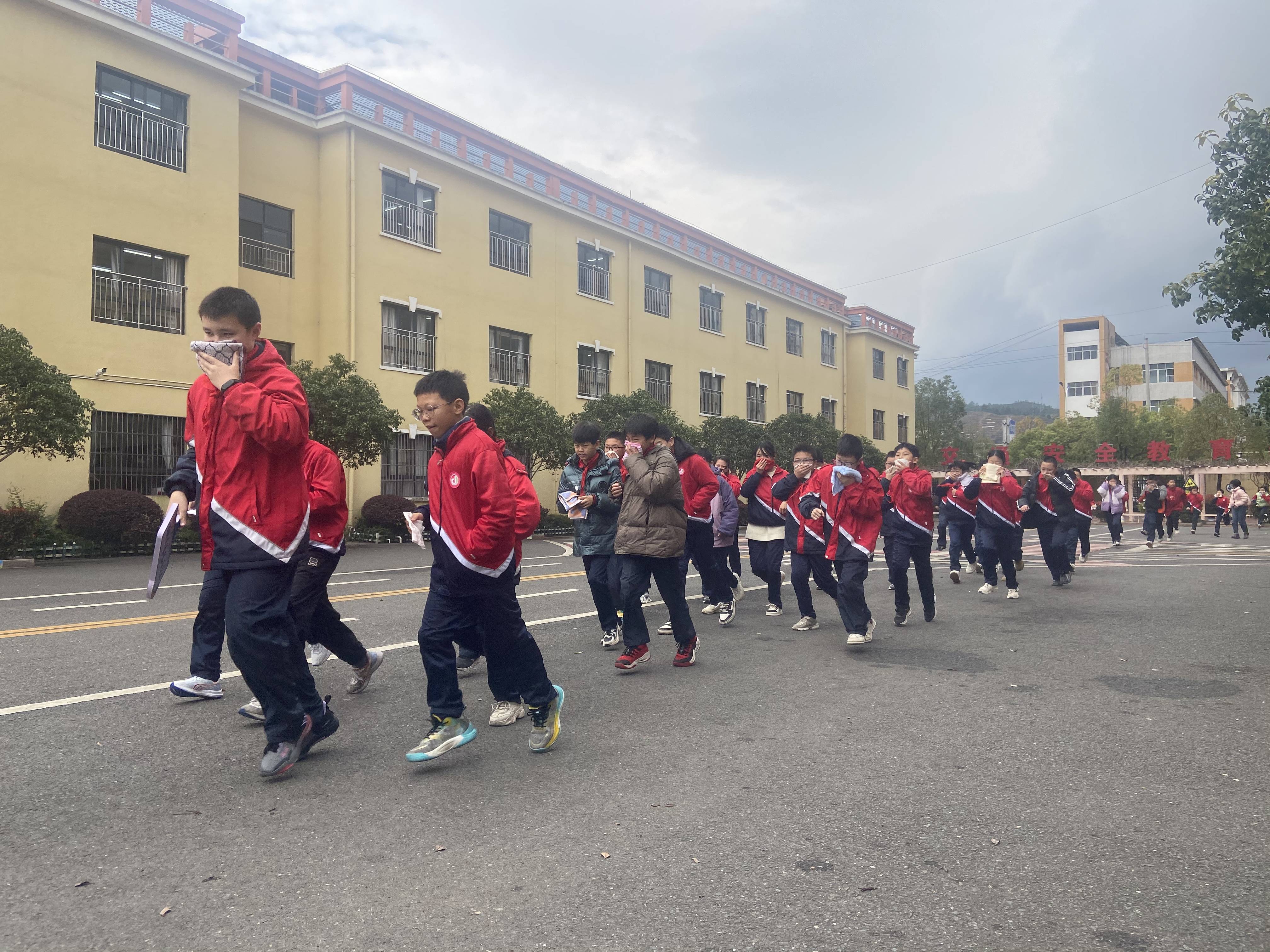 开学第一课——安远县东江源小学开展消防应急疏散逃生演练_活动_师生