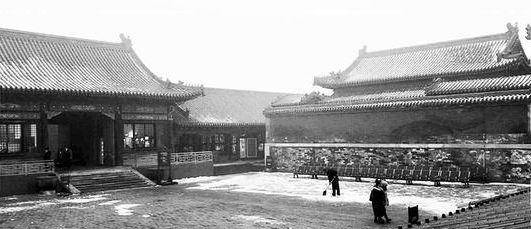 皇宫的建筑水准虽然比民房强的许多,但大殿仍是损毁严重,塌了半边.