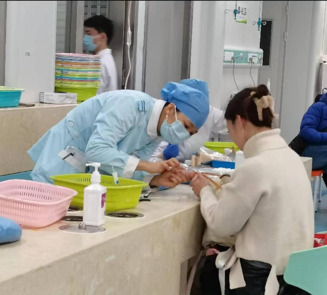 宽敞有序的注射室里,几乎"座无虚席",两个年轻护士都在忙着给病人们打