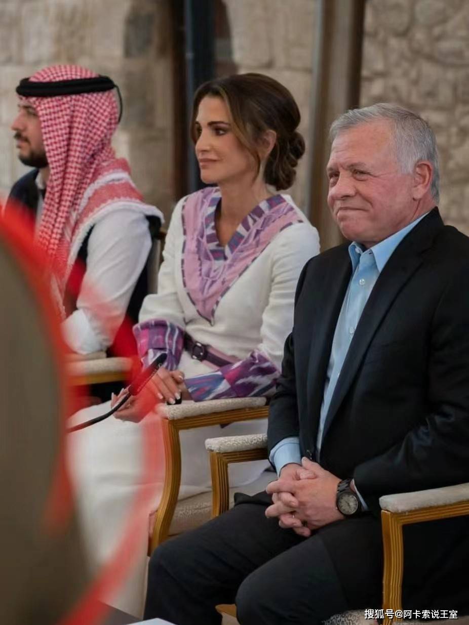 约旦国王和王后出席公务,王后拉尼娅传统衣裙仙气飘飘,王储侯赛因紧跟