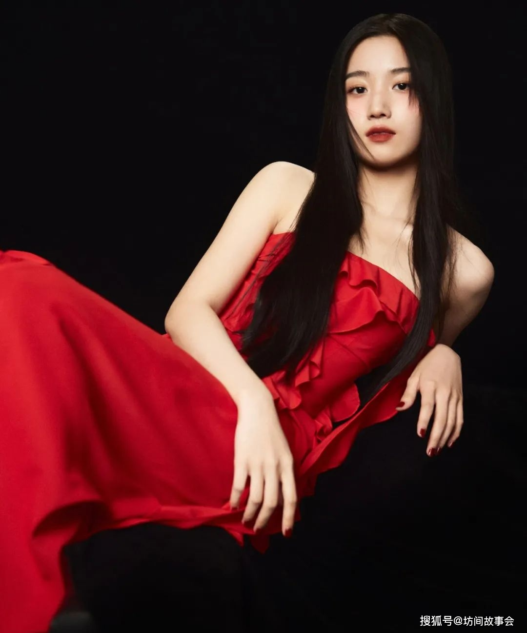 原创卢昱晓烈焰红裙修长美腿黄金身材比例