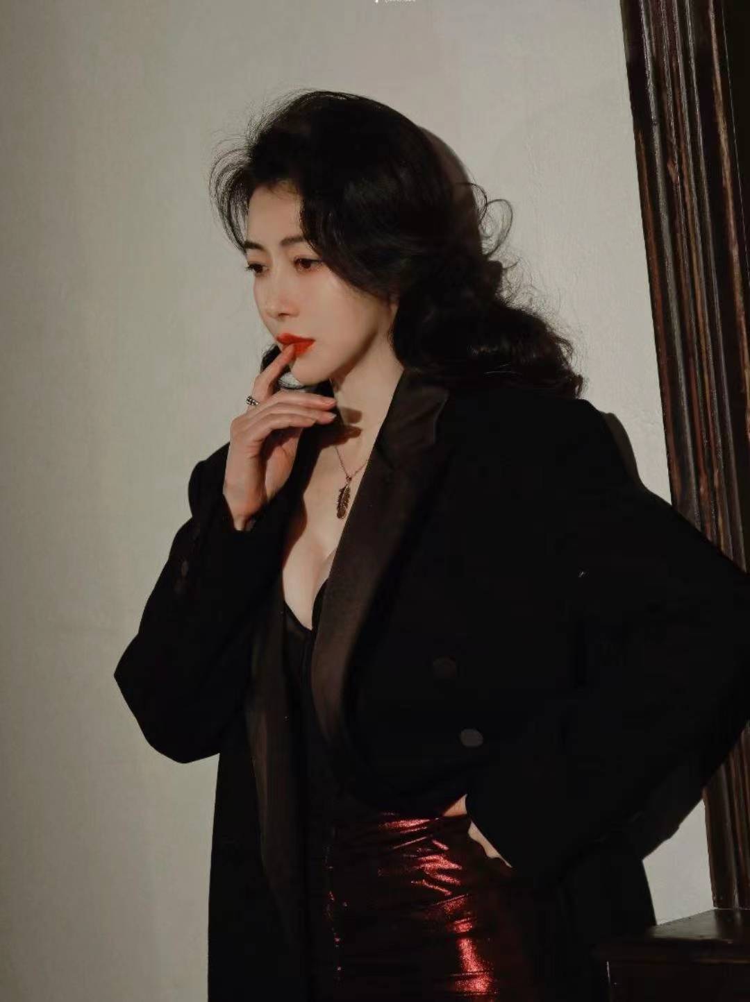 原创陈紫函魅力爆表红裙黑大衣演绎成熟风情小青已长大成魅力女神