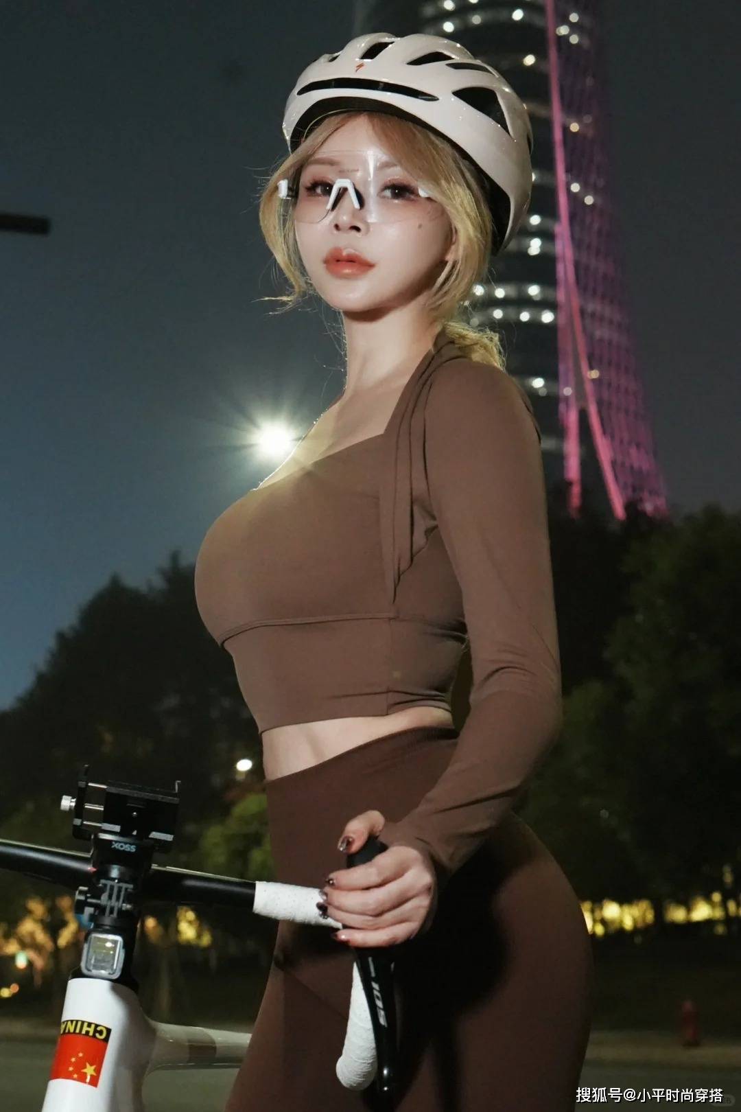 原创骑行女神时尚穿搭简约不简单展现非凡魅力