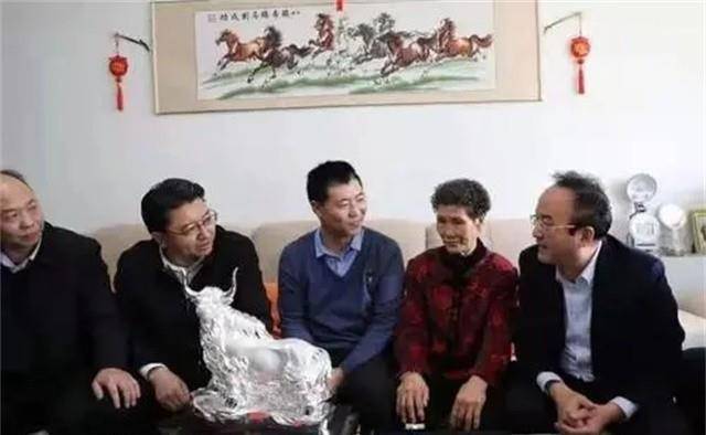 英雄团长祁发宝近况:身体恢复良好,头颅伤痕依旧明显