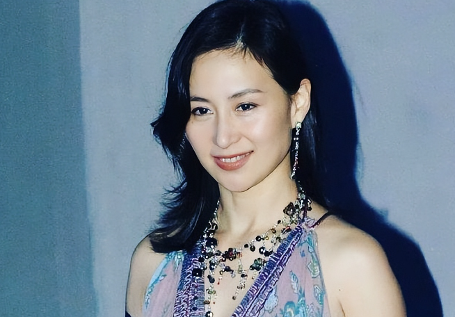 原创赌王女儿何超盈倒贴14亿下嫁东北小伙婚后被小8岁丈夫宠成宝