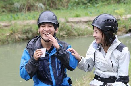 张钧甯在《跟着贝儿去冒险》这个节目中,是大张伟的队友,她的帮助不