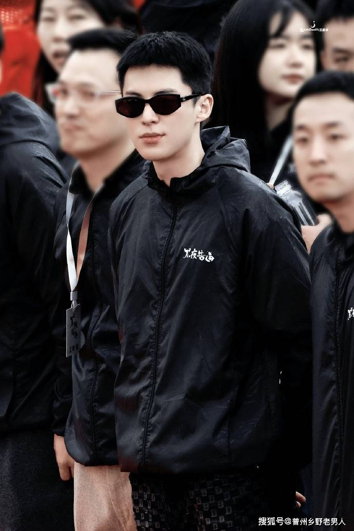 老刑警何远航(潘粤明饰演)与刚从警校毕业的新人警员冉方旭(王鹤棣