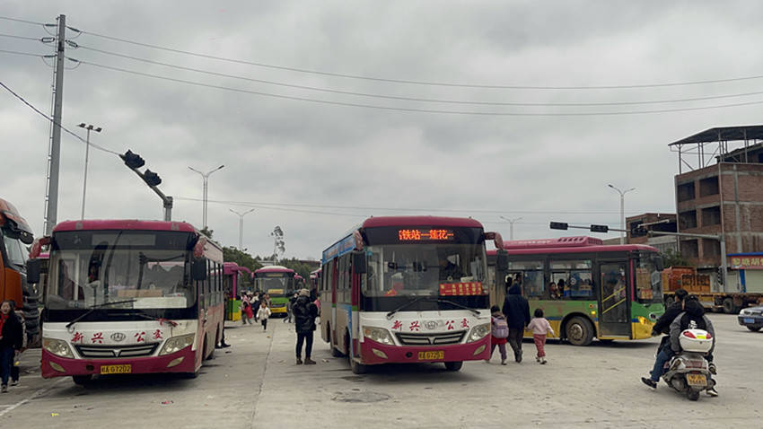 宾阳县公交车违规营运与学生安全隐患令人忧