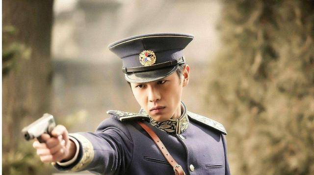 老少,都相继模仿军阀的身姿,但也确实是衣服衬人,有了那套军装的加持