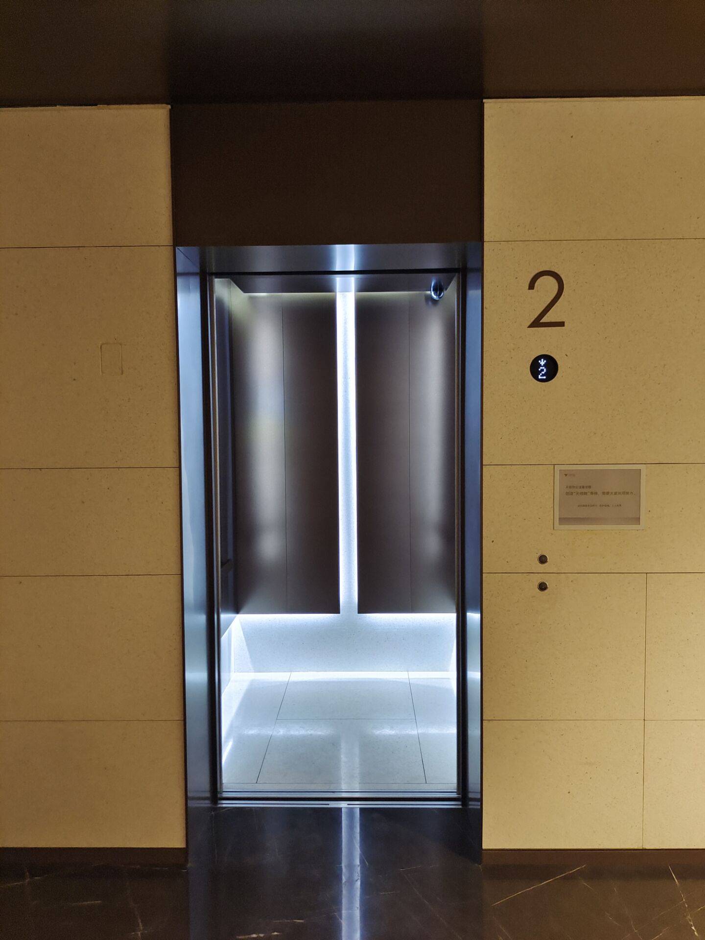 营造"出入皆礼遇"的体验电梯均为进口品牌"东芝",电梯厅采用不锈钢