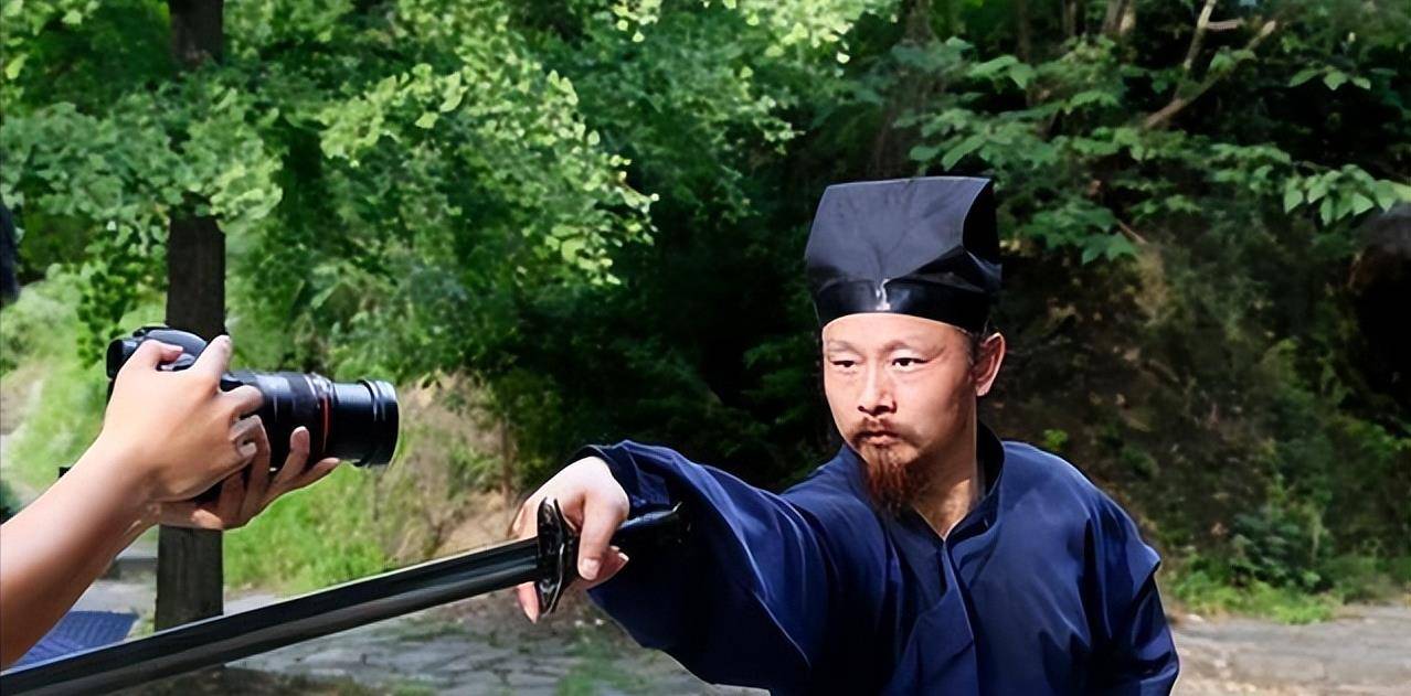 据说在昆仑山中遇到了无极剑祖徐羽君,传授给他剑派体系剑法秘诀;也