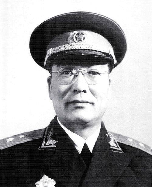 原创司令率领六万大军突袭被全歼军长却意外突围还成了英雄为何