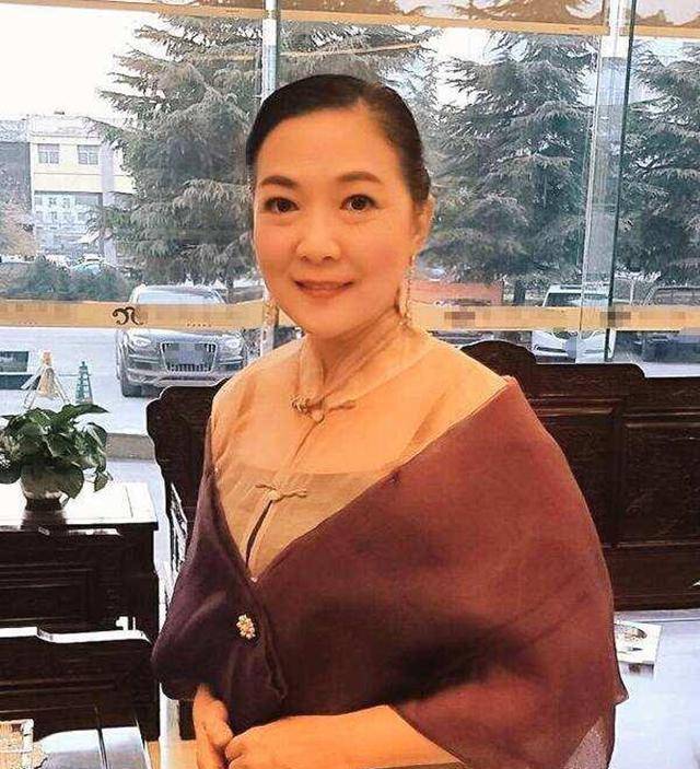 宁愿和家人闹翻,也要嫁外国人的沈丹萍,婚后一天提100次离婚