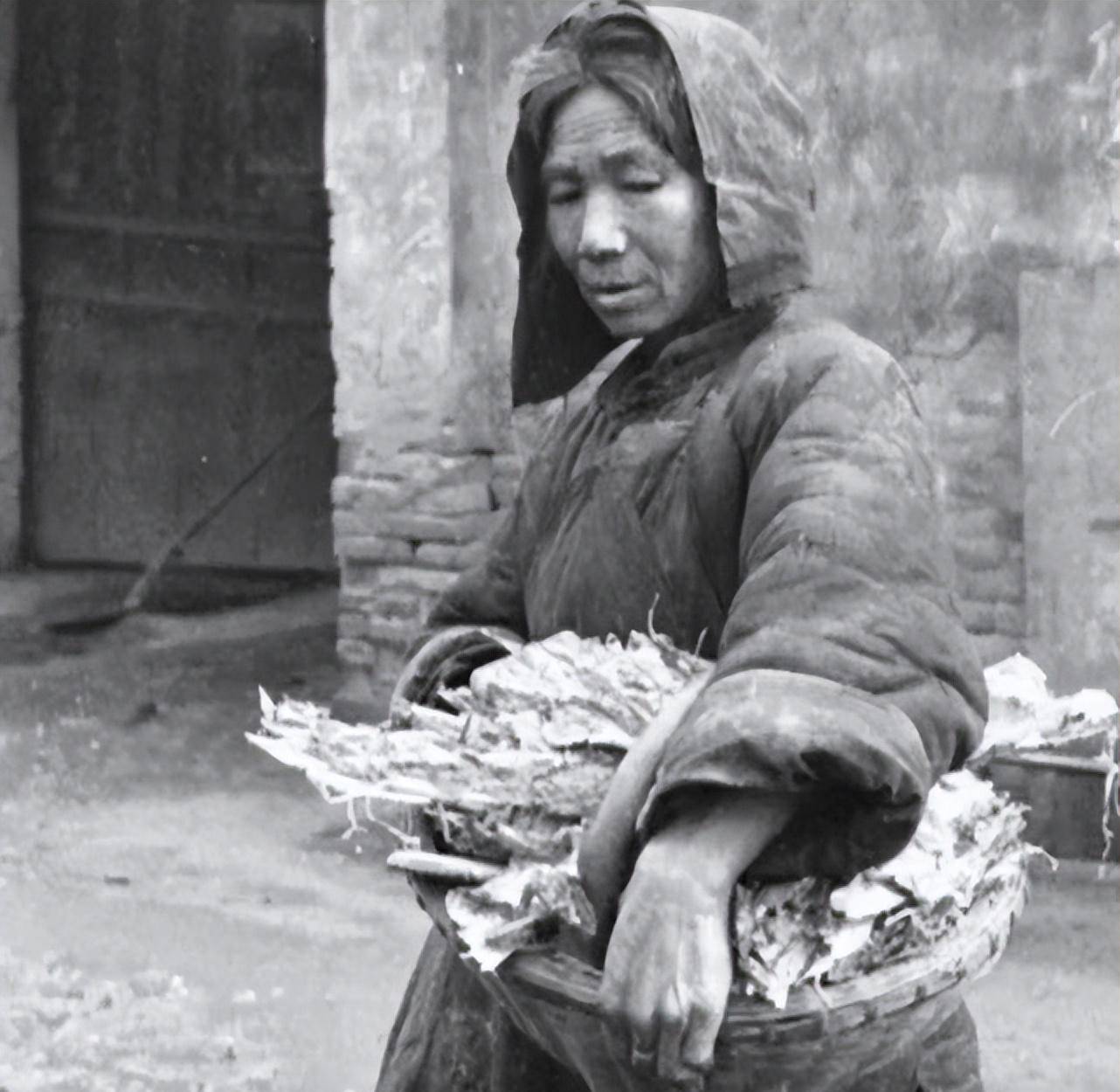 原创69年一山东大妈参观纪念馆指着展柜中的藏品说这是我的针线包