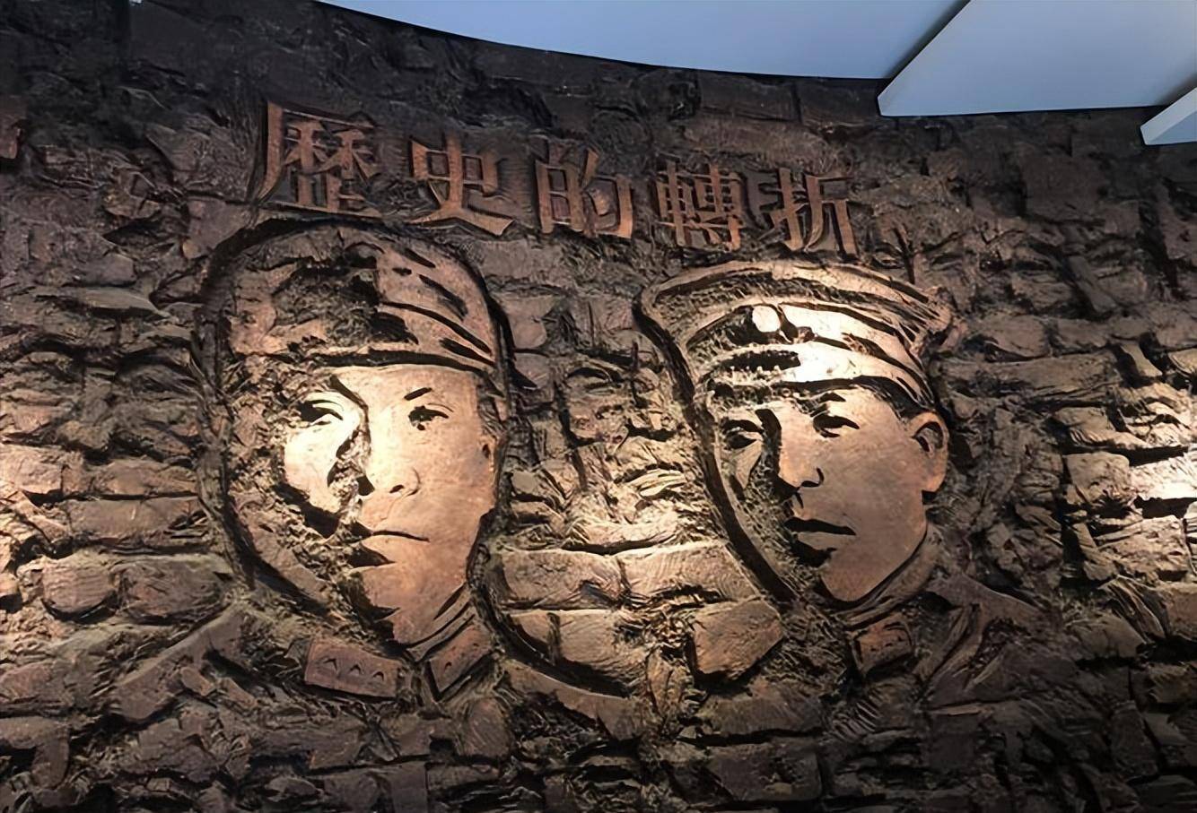 原创1949年杨虎城遗体挖掘的现场双手被反绑脸部被强酸腐蚀