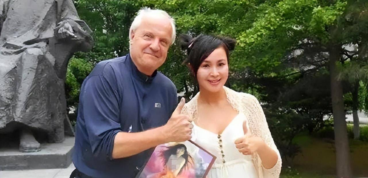 父女合作多年来,李壮平倾尽所能,在画画一途上对李勤进行引导,而李勤