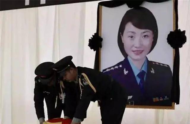 原创空军英烈余旭同志墓一年四季鲜花环绕墓碑前还放着战机模型