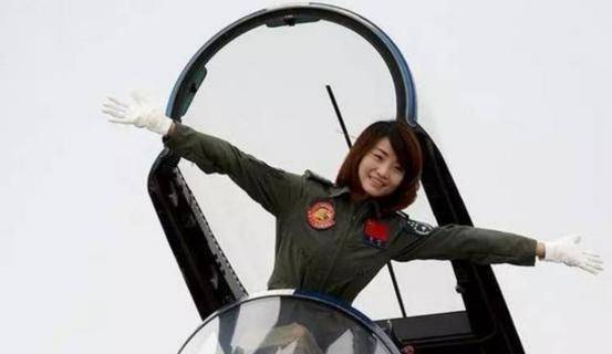 原创金孔雀余旭30岁牺牲36万人为其送行墓前至今摆着战机模型