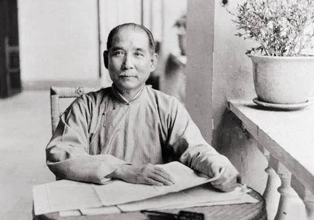 守候在医院手术室内的是孙科,孔祥熙,宋子文和鲍罗廷四人.