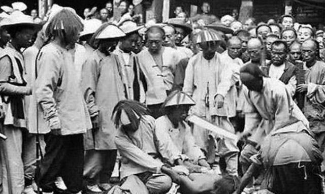 原创晚清刑场照片犯人被斩时大众表情麻木浸猪笼的女人神情冷漠