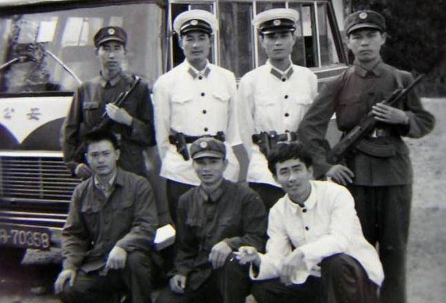 原创1979年为追捕此悍匪牺牲了8名警察军队调动坦克装甲车待命
