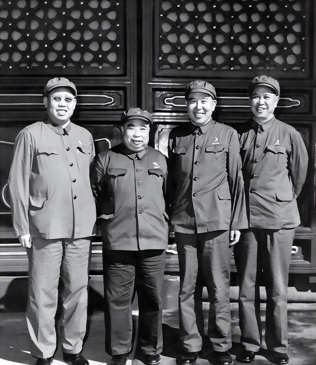 1973年被开除党籍,死后以最高规格葬入八宝山_李作鹏_林彪_李祖鹏