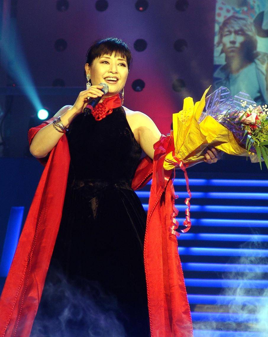 在卢秀梅的千盼万盼下,在狱中表现积极的赵安提前六年出狱,经历了风雨