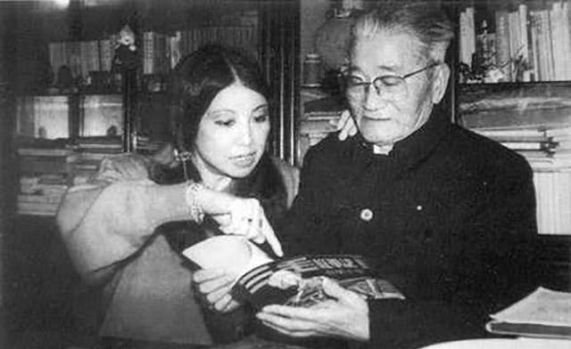 她的书架上,摆满了陈嗣庆给她找的各种书.