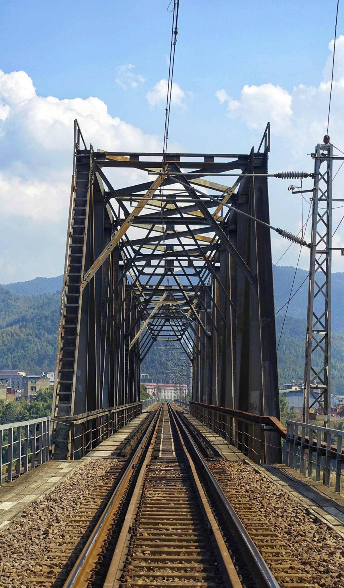 这位赤脚蹲在椅子上的"光头老农民",竟然是王震上将_铁道兵_铁路建设