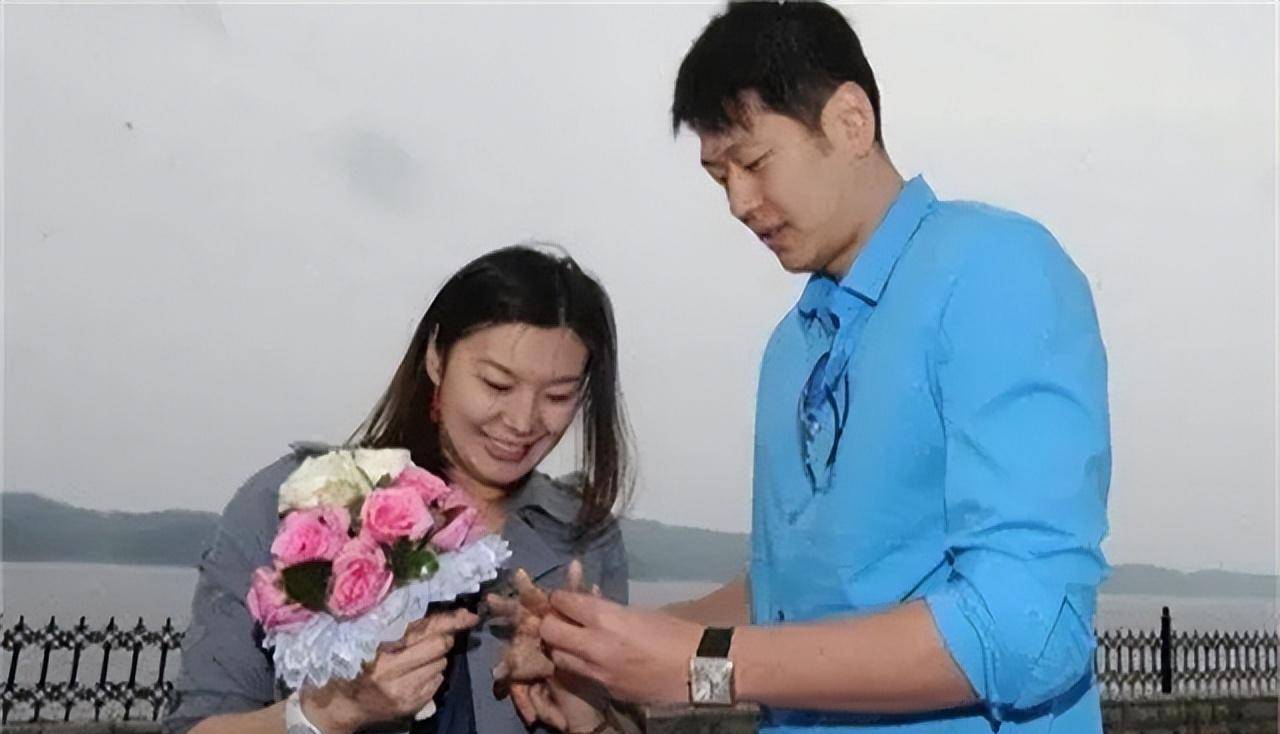 在他看来,周雅菲身份尴尬,不需要委屈自己来和他的前岳父岳母打交道.