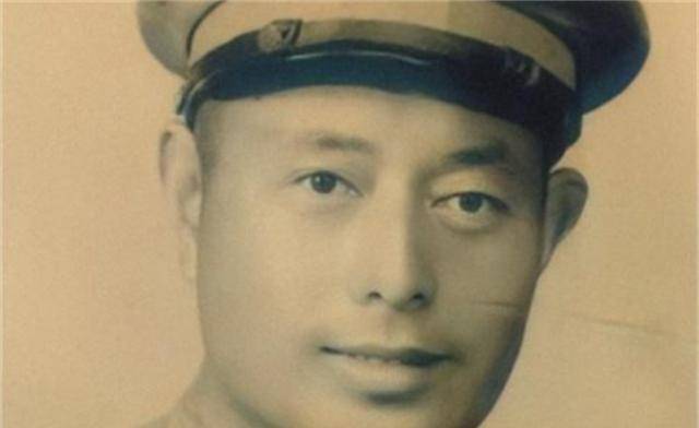 1949年,国军飞行员驾机飞回大陆,落地后发现机身有200多个弹孔_杜道时