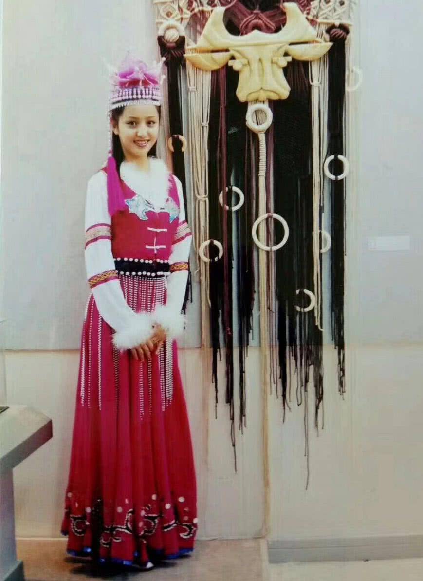 那时候的佟丽娅,眉宇间不仅透着一种青春活力,也流露出女人特有的成熟