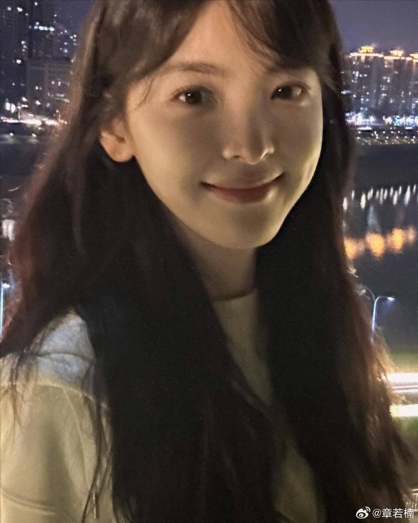 章若楠白开水伪素颜妆真的好舒服啊一身白色连帽卫衣好甜好可爱