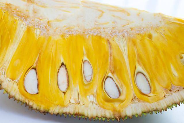 其含有的菠萝蜜蛋白质,具有抗水肿,消炎等功效,对脑血栓及其他血栓