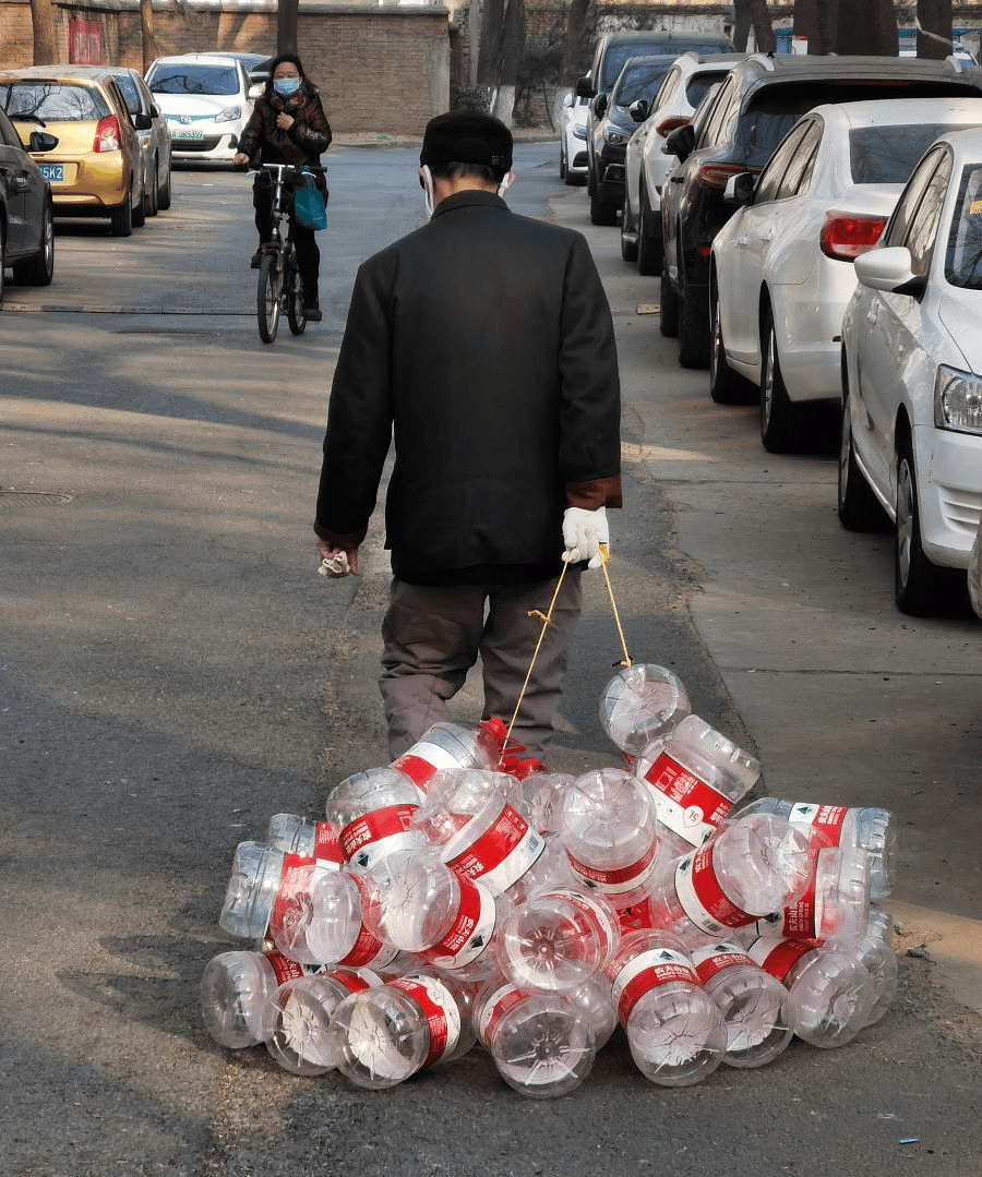 捡矿泉水瓶子图片大全图片