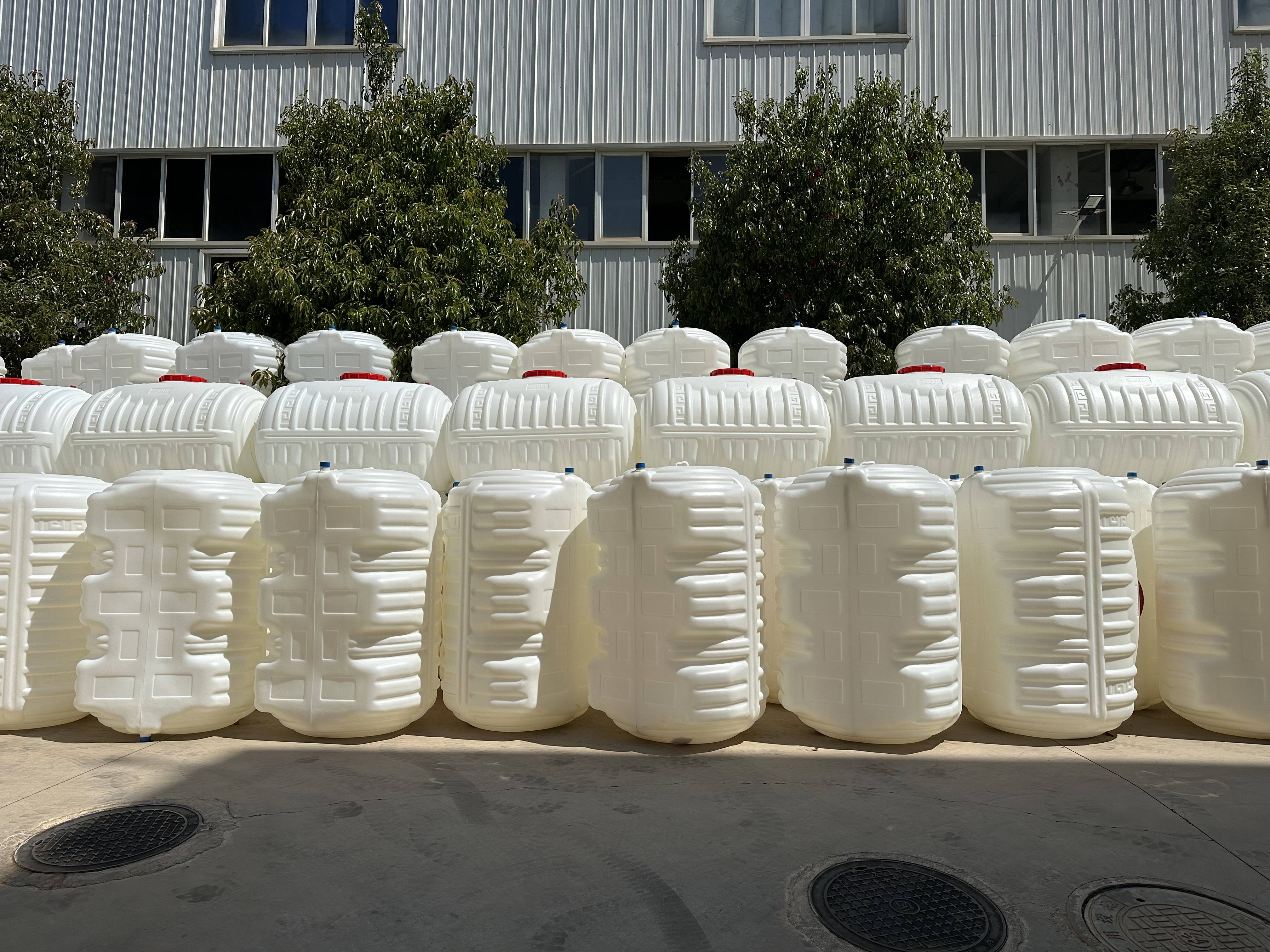 真喜蓝色农用储水罐与白色塑料罐相比优势