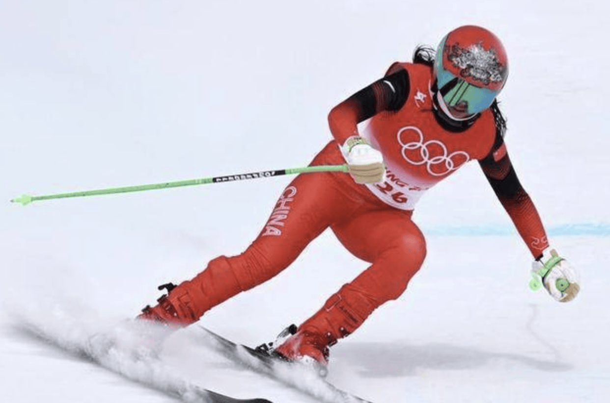 高山滑雪:卓越的技术与勇气并存在高山滑雪比赛中,中国滑雪队的运动员