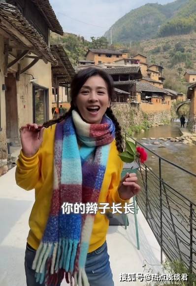 张庭简单穿搭牛仔裤卫衣俏皮十足