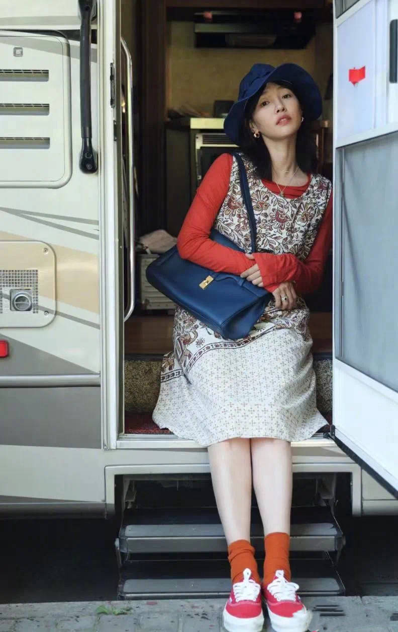 为什么白百何从不凹性感她靠在自己身上玩配色掌握了流量密码